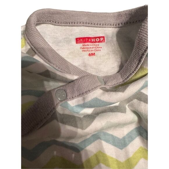 Skip hop baby boy footie pajamas sz 6 months  green/grey chevron - Picture 2 of 3